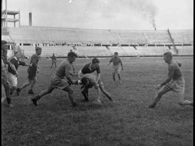 ...il reportage di Kaye si chiude con le immagini di una partita di rugby all�interno dello Stadio della Vittoria 


(F. Alexander Turnbull Library, Welligton, NZ. Ref. DA-04485-F)